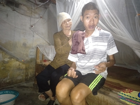 Bà Hà Thị Kẻ chăm sóc người con trai 44 tuổi bị di chứng chất độc da cam.